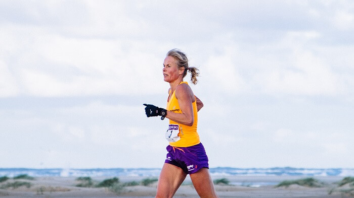 Marjan Oostinga op het strand tijdens de hele marathon van de Berenloop 2016.