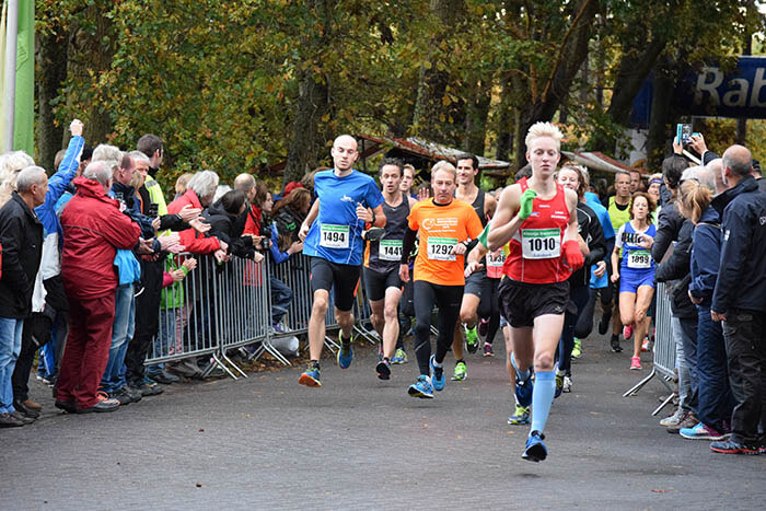 Lopers tijdens de start van de 10 kilometer Kleintje Berenloop 2016.