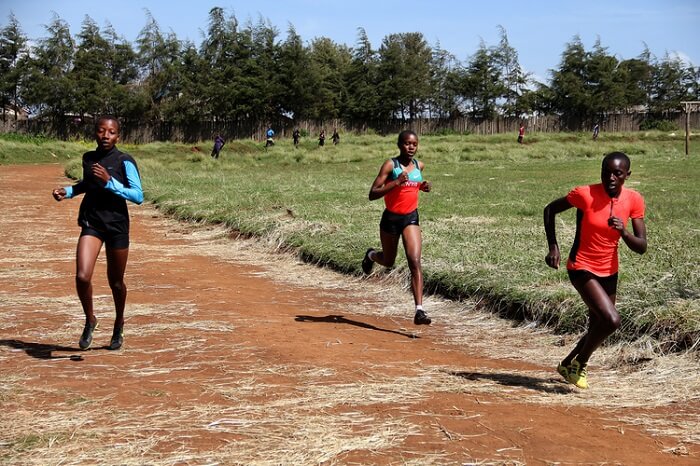 Hardloopsters van de Keringet Winners Girls Highschool in Kenia tijdens een training.